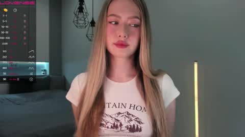 Snapshot of longoriaeva chatting on 12/19/25, 02:35 Eva online show from 12/19/25, 02:35