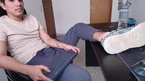 Snapshot of looki_16 chatting on 10/17/25, 04:31 looki 16 online show from 10/17/25, 04:31