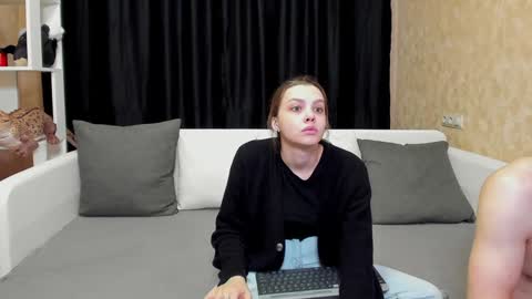 Jean and Isa right couple Mark and Eva left couple online show from 01/20/25, 08:09