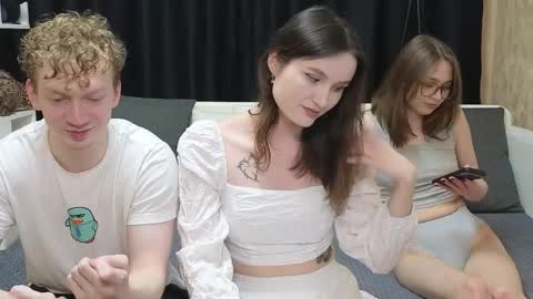 Jean and Isa right couple Mark and Eva left couple online show from 04/08/26, 03:12