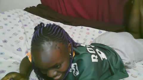 lora_amor online show from 11/23/25, 09:09