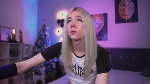 Snapshot of lora_long chatting on 12/21/25, 02:46 lora_long online show from 12/21/25, 02:46