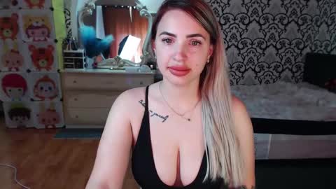 Queen LoraSinClare online show from 05/20/26, 07:36