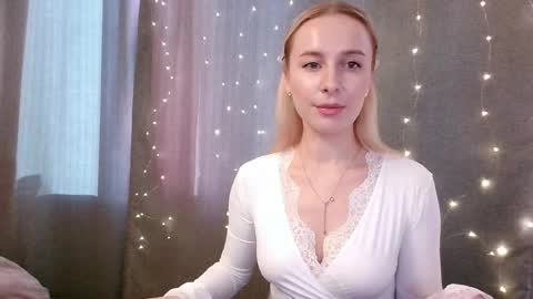 Snapshot of loravine chatting on 04/04/26, 01:52 loravine online show from 04/04/26, 01:52