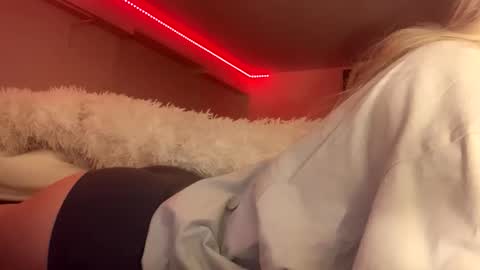 Lora online show from 11/20/25, 08:52