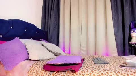 lesly lorena online show from 10/03/25, 02:52