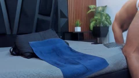  L O R E N Z O  Thumbs Up help  online show from 10/15/25, 06:52