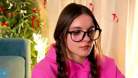 Snapshot of lorettadunnelli chatting on 12/18/25, 06:03 Chloe for Fan BlackHole online show from 12/18/25, 06:03