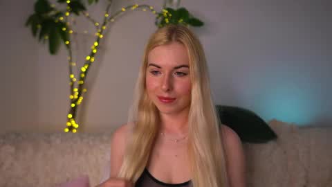 Lorrie online show from 04/10/26, 02:00