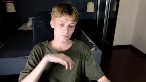 Snapshot of louie_evans chatting on 09/14/25, 08:30 louie_evans online show from 09/14/25, 08:30