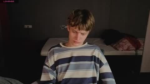 Snapshot of louie_evans chatting on 10/09/25, 03:43 louie_evans online show from 10/09/25, 03:43