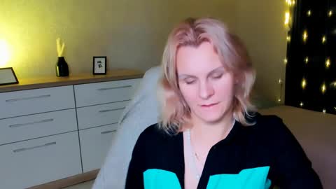 Snapshot of louisa_bay chatting on 12/06/24, 07:12 Louisa online show from 12/06/24, 07:12