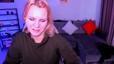 Snapshot of louisa_bay chatting on 01/17/25, 07:51 Louisa online show from 01/17/25, 07:51