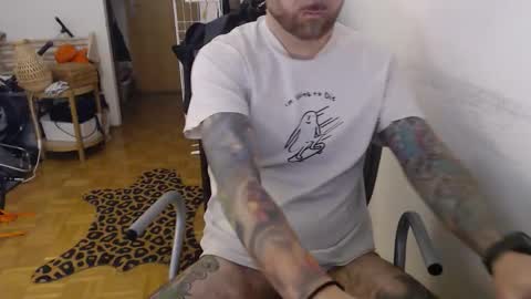 Snapshot of lovalova666 chatting on 12/17/25, 09:04 Guapito online show from 12/17/25, 09:04