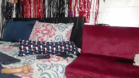 Snapshot of lovecreyzyshowcam chatting on 12/21/24, 09:33 Frank and Nathy online show from 12/21/24, 09:33