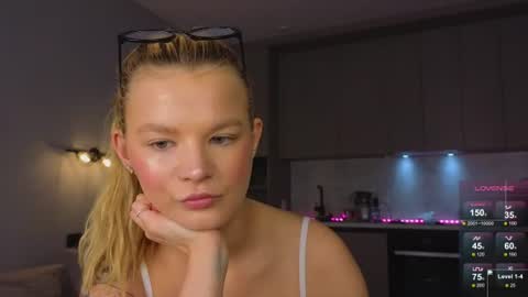 Snapshot of lovely_babyy chatting on 06/12/26, 04:22 Jenny online show from 06/12/26, 04:22