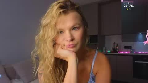 Snapshot of lovely_babyy chatting on 07/12/26, 11:01 Jenny online show from 07/12/26, 11:01
