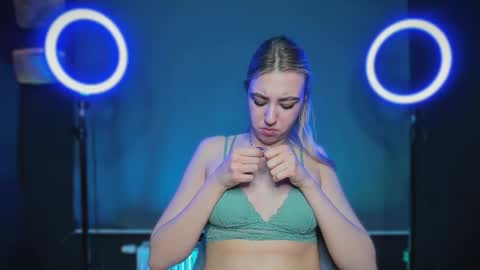 Bella 3 online show from 01/13/26, 04:34