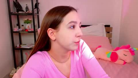 Snapshot of lovely_poppy chatting on 09/18/25, 01:40 Lolly online show from 09/18/25, 01:40