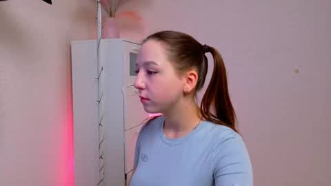 Snapshot of lovely_poppy chatting on 10/14/25, 01:50 Lolly online show from 10/14/25, 01:50