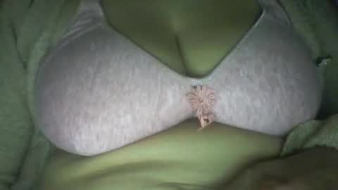 Snapshot of lovely_sweet_girl chatting on 01/01/25, 12:11 katrina follow me guys online show from 01/01/25, 12:11