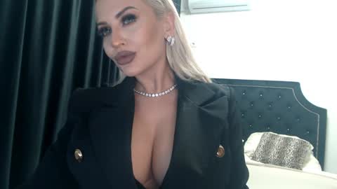 Snapshot of lovelyblondyxxx chatting on 12/10/24, 11:30 PrAllinXXXa online show from 12/10/24, 11:30