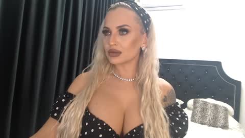 Snapshot of lovelyblondyxxx chatting on 12/11/24, 11:21 PrAllinXXXa online show from 12/11/24, 11:21