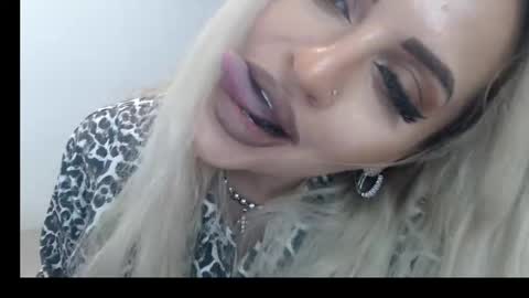 Snapshot of lovelyblondyxxx chatting on 02/18/25, 02:05 PrAllinXXXa online show from 02/18/25, 02:05