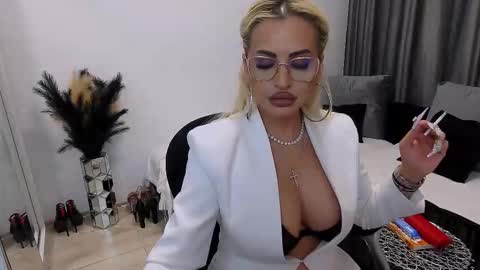 Snapshot of lovelyblondyxxx chatting on 10/27/25, 10:58 PrAllinXXXa online show from 10/27/25, 10:58