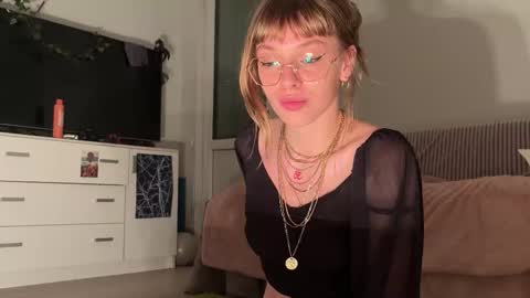 lovesstation online show from 10/18/25, 06:08