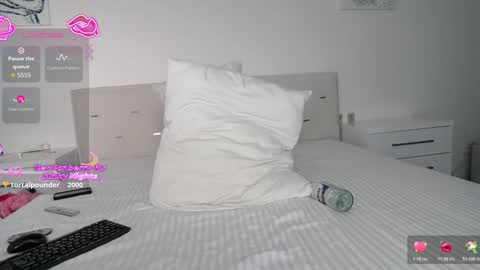 Cristina online show from 12/15/25, 09:24