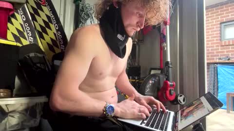 lowkey42011 online show from 10/21/25, 08:26