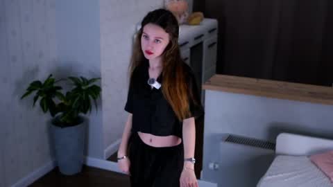 Snapshot of lowmenow chatting on 04/08/26, 11:43 Amelia online show from 04/08/26, 11:43