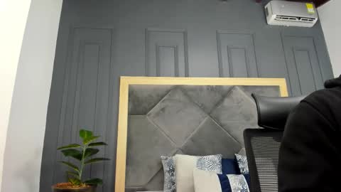 luca_morettii online show from 10/15/25, 12:27