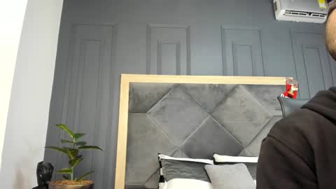 luca_morettii online show from 12/18/25, 12:11