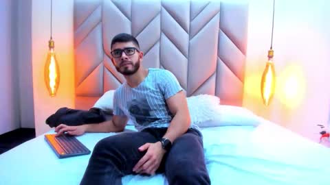 Snapshot of luca_pembroke chatting on 12/17/25, 04:40 LucaPembroke online show from 12/17/25, 04:40