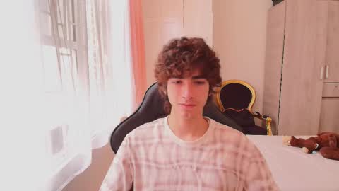 Snapshot of lucas_xo chatting on 10/09/25, 03:43 lucas_xo online show from 10/09/25, 03:43