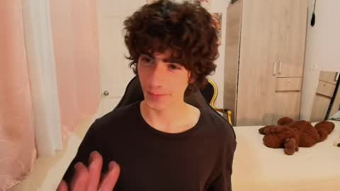 Snapshot of lucas_xo chatting on 10/25/25, 07:16 lucas_xo online show from 10/25/25, 07:16