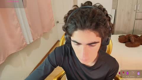 Snapshot of lucas_xo chatting on 11/12/25, 12:44 lucas_xo online show from 11/12/25, 12:44