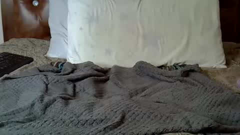 Snapshot of luchia_nish chatting on 12/16/25, 04:12 Luchia online show from 12/16/25, 04:12