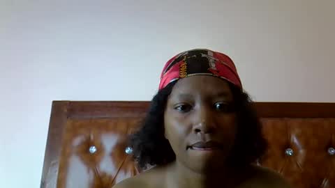Snapshot of luchia_nish chatting on 12/18/25, 08:42 Luchia online show from 12/18/25, 08:42