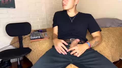 Snapshot of luchosaando chatting on 12/18/24, 01:59 Felipe online show from 12/18/24, 01:59