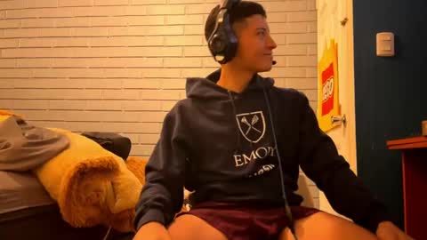 Snapshot of luchosaando chatting on 12/27/24, 02:25 Felipe online show from 12/27/24, 02:25