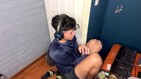 Snapshot of luchosaando chatting on 02/28/25, 01:37 Felipe online show from 02/28/25, 01:37