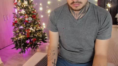 Snapshot of luci_fer15 chatting on 12/14/24, 01:39 Luci y Fer online show from 12/14/24, 01:39