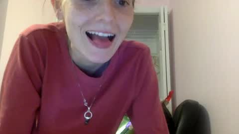 Snapshot of luci_layne chatting on 07/02/26, 06:47 Luci Layne online show from 07/02/26, 06:47