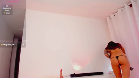 Snapshot of lucia_lee_ chatting on 10/16/25, 06:53 Lucia online show from 10/16/25, 06:53