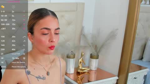 Snapshot of lucia_lorenz chatting on 11/04/25, 11:20 lucia_lorenz online show from 11/04/25, 11:20