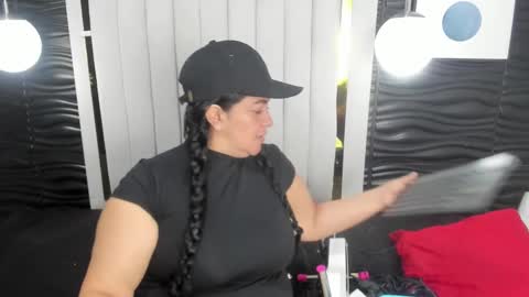 Lucia Vonne online show from 02/19/25, 11:49