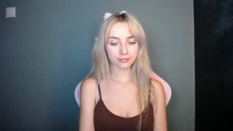 Snapshot of luciacam20 chatting on 06/21/26, 06:43 Lucy online show from 06/21/26, 06:43